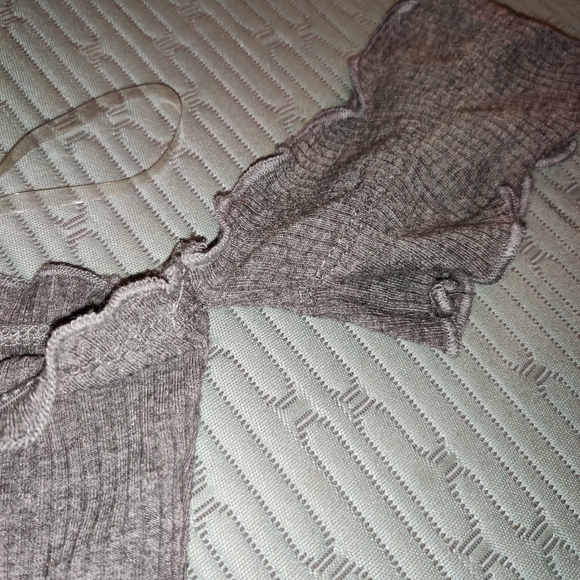 NWOT Sexy Cold Off Shoulder Cami Crop Top Light Grey - Picture 6 of 7